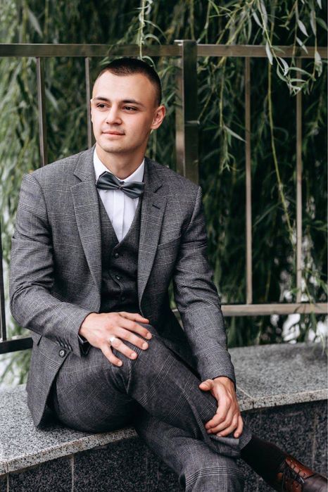 Чоловічий класичний костюм-трійка в клітинку