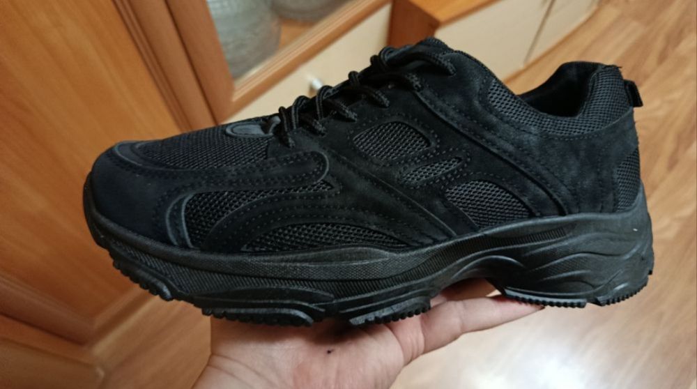 Продам чоловічі кросівки