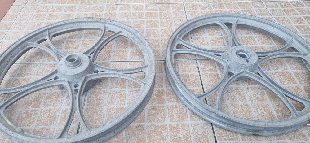 Jantes em alumínio para Peugeot 103. O preço é negociável.