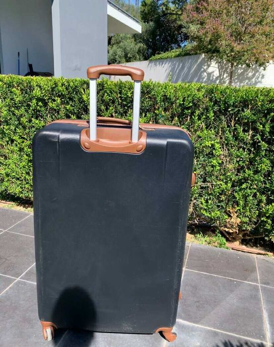 Mala de viagem grande com 4 rodas (marca Tommy Hilfiger)—em bom estado