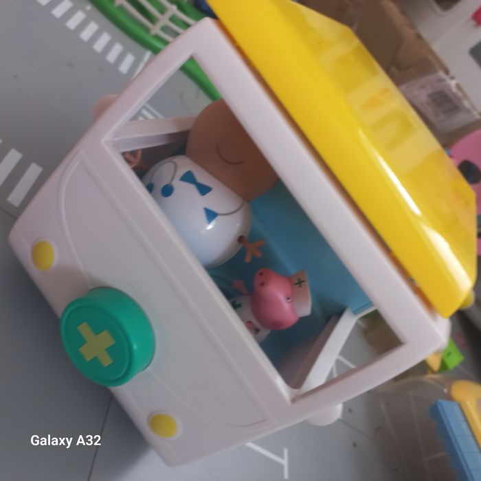 Świnka Pepa   karetka  ambulans figurki  stan bardzo dobry