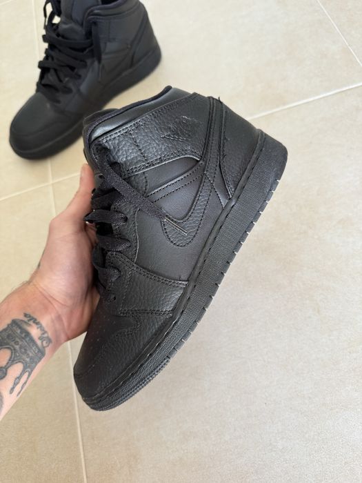 nike air jordan mid 1