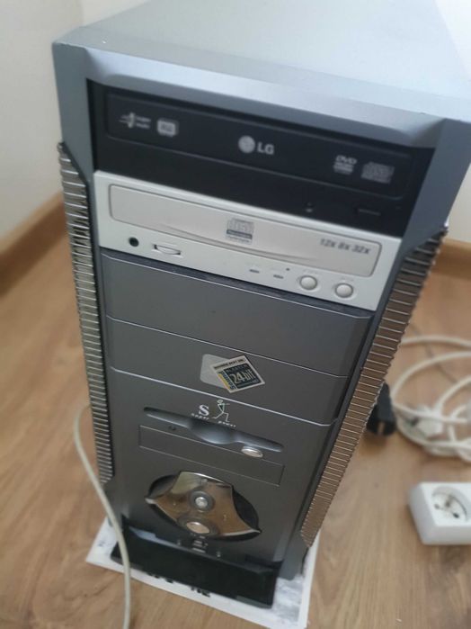 Komputer stacjonarny Retro PC | Radeon 9000 | Sound Blaster 24-bit | ATX 300W | XP/98