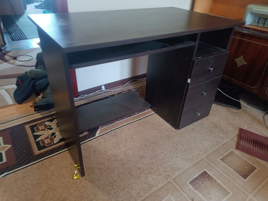 Комп'ютерний стіл