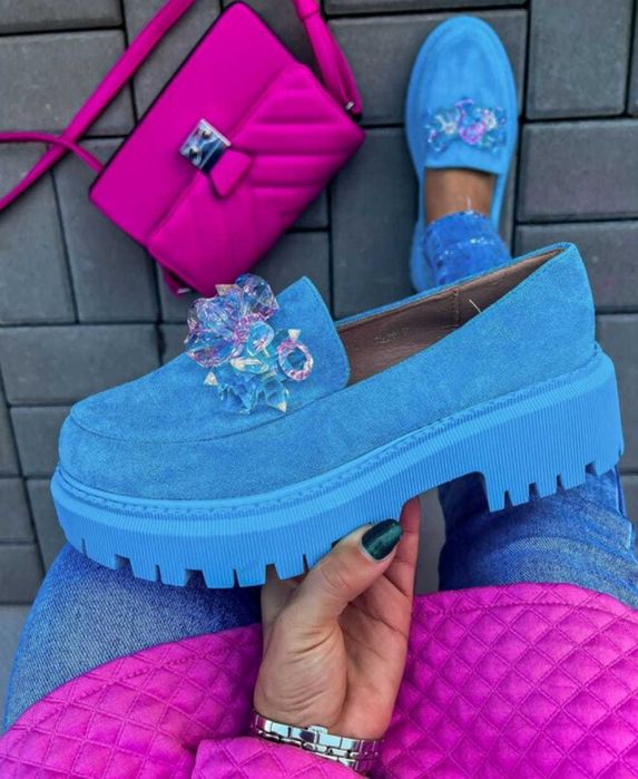 Niebieskie mokasyny z kamieniami na platformie rozmiar 39
