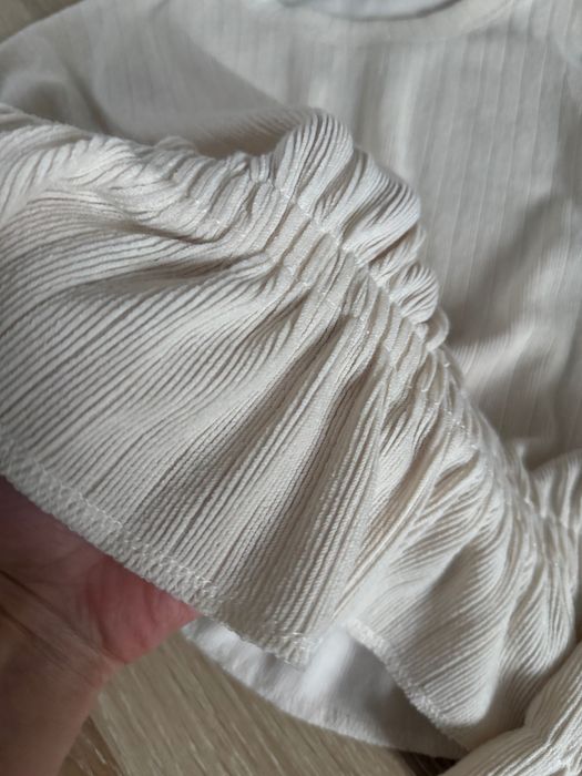 кофта з рюшами zara