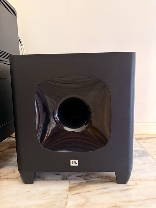Conjunto Home Cinema: TV LG 49” 4K + Soundbar JBL com Subwoofer + Suporte Giratório
