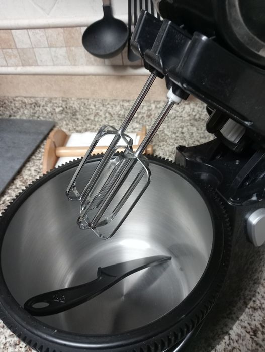 Batedeira preta e cinza com braço