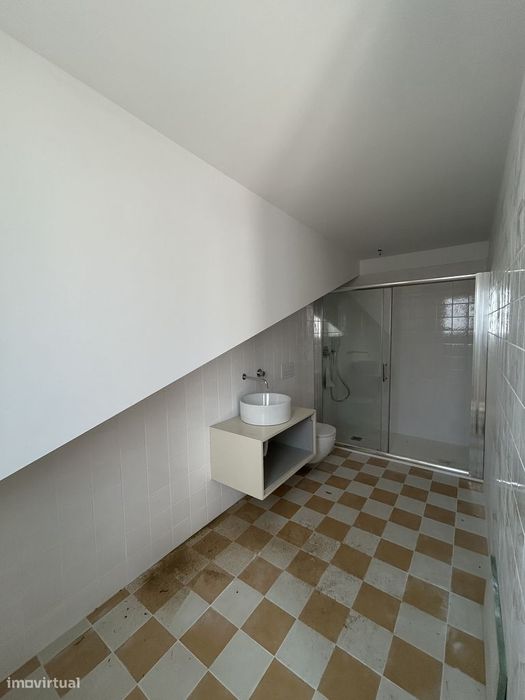 Vende-Se T2 Duplex Novo, Com Terraço E Suíte, No Centro De Braga.