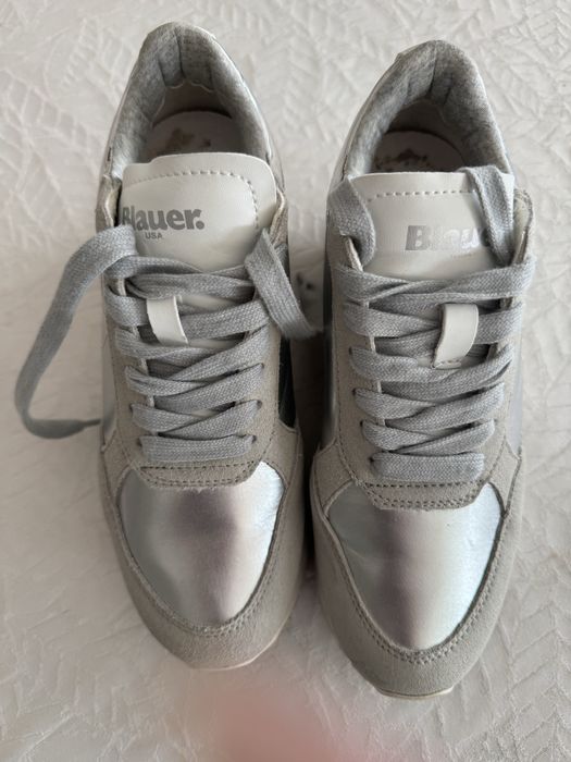 Кроссовки женские