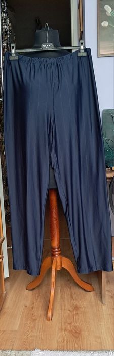 Męskie spodnie,  np. piżamowe.