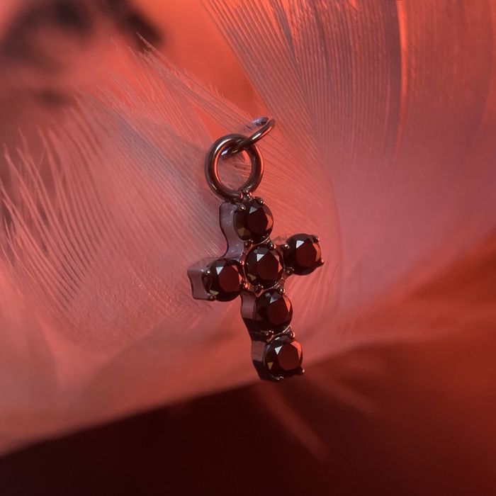 Kolczyk krzyż wykonany z kryształów