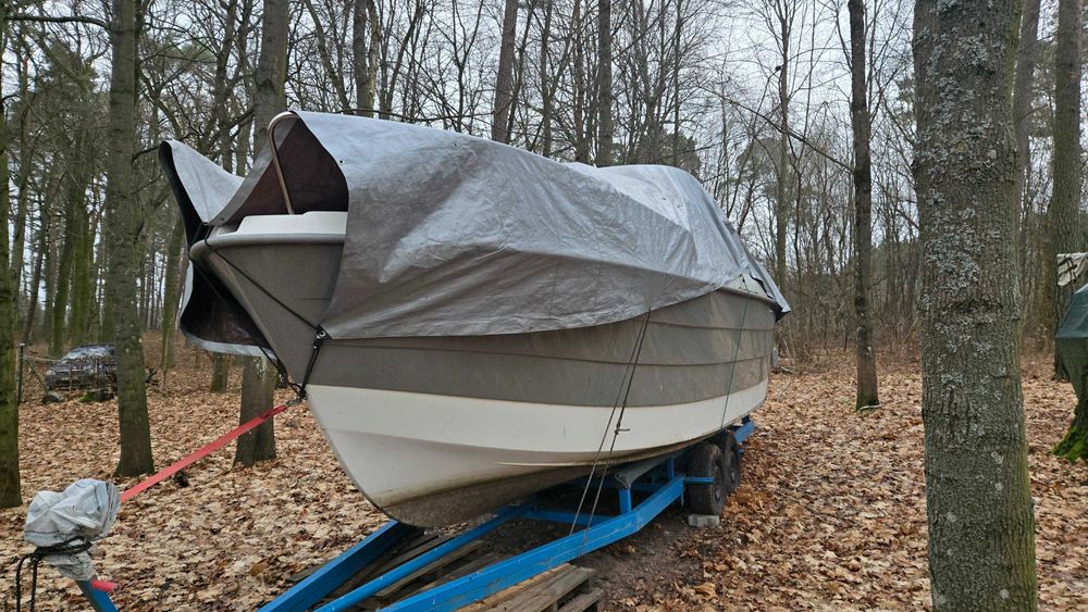 Łódź motorowa kabinowa