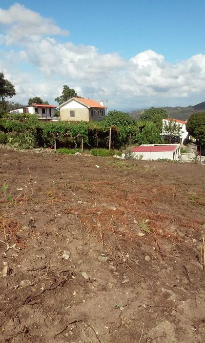 Vende-se terreno para construção – 2.550 m² – Lustosa, Lousada