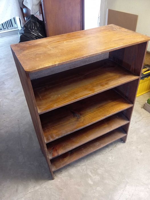 Móvel antigo com prateleiras