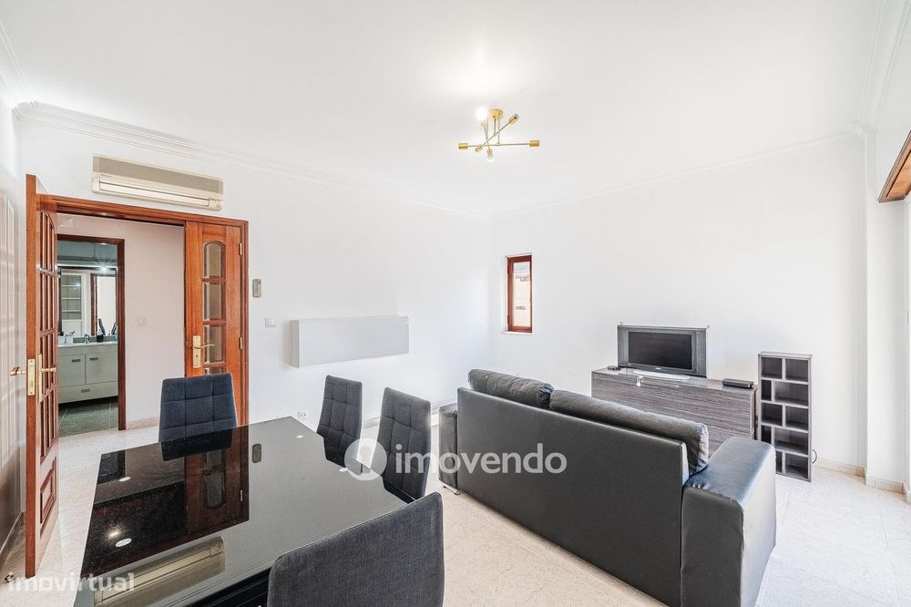 Apartamento T2, com lugar de estacionamento e arrecadação, na Ramada
