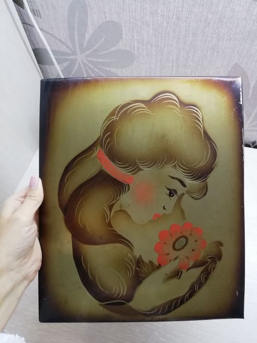 Лаковая роспись "Девушка с цветком" Чеканка