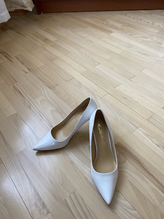 Туфлі білі дуже елегантні
