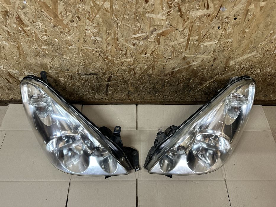 Передні фари Toyota Corolla Verso AUR10 Тойота Версо AR10 2001-2009