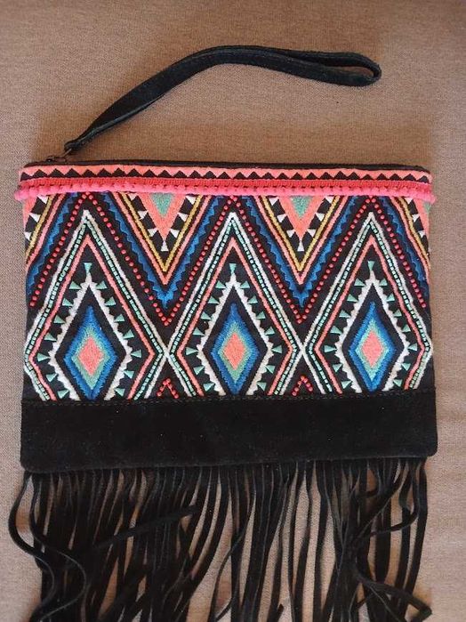 Клатч з бахромою та геометричним візерунком.