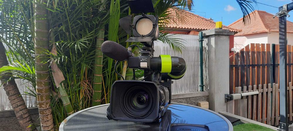 Câmara Profissional com mesa de TV, mala e tripe