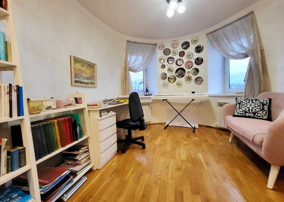 Продам квартиру з гаражем в Центрі міста