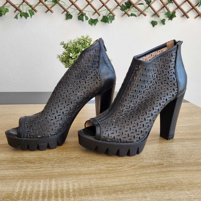 Botins Pretos de Salto Alto em Pele