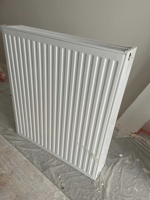 Grzejnik trzypanelowy 900x800x160 z Głowica termostatyczna wieszaki