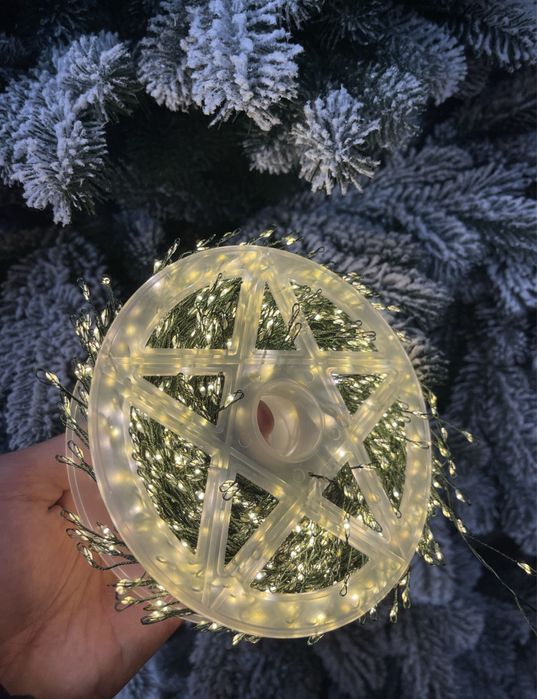 Гірлянда на ялинку, хвойна лапа, мішура, роса