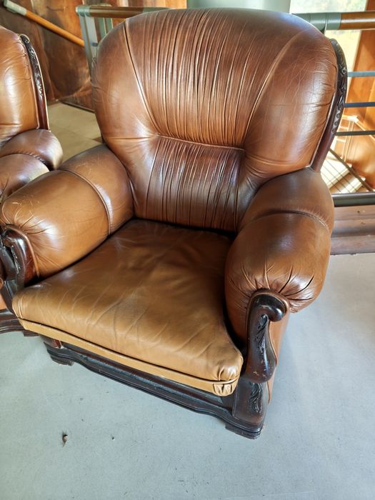 Vendo sofá cama com 2 poltronas. Pele genuína.