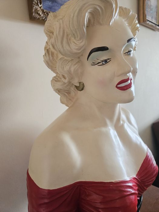 Popiersie Marilyn Monroe .