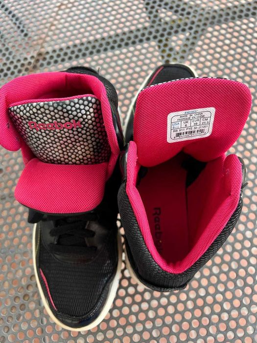 Ténis REEBOK pretos em muito bom estado