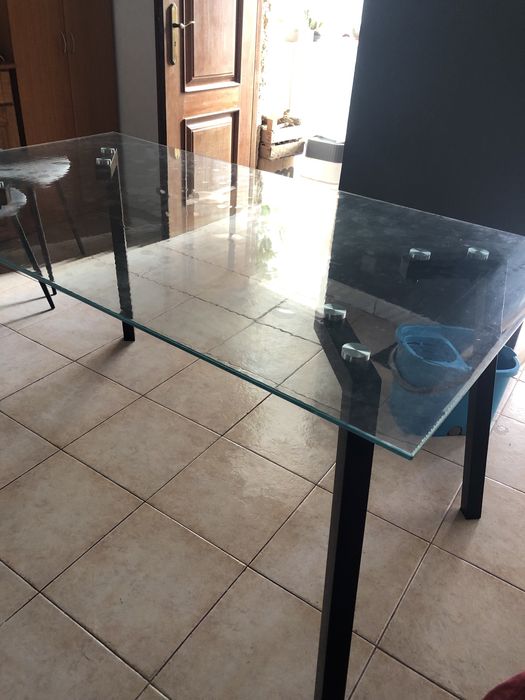 Mesa em vidro sem cadeiras