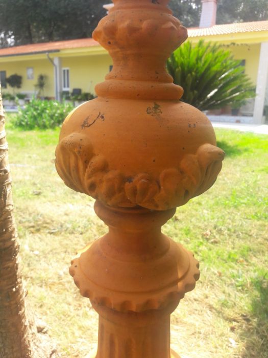 Bicos de enfeite em barro para cume