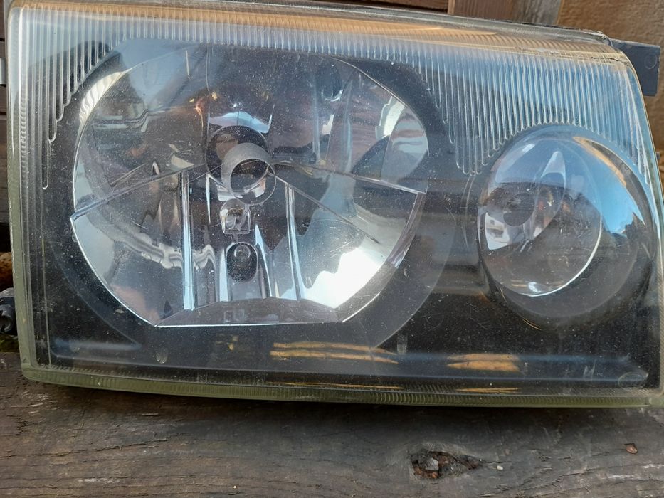 Nissan Terrano 2 lampa przednia