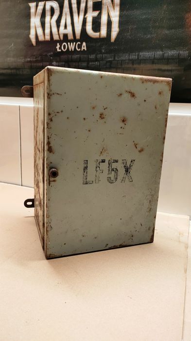 Zabytkowa skrzynka licznikowa z PRL, loft, industrialny schowek, szafka