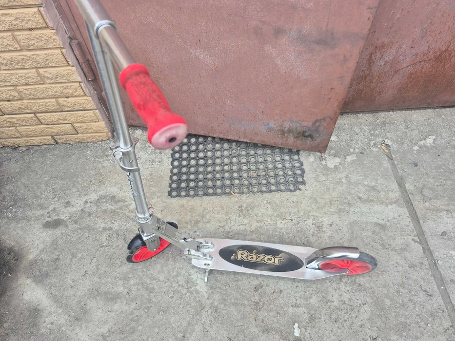 Продам самокат Razor