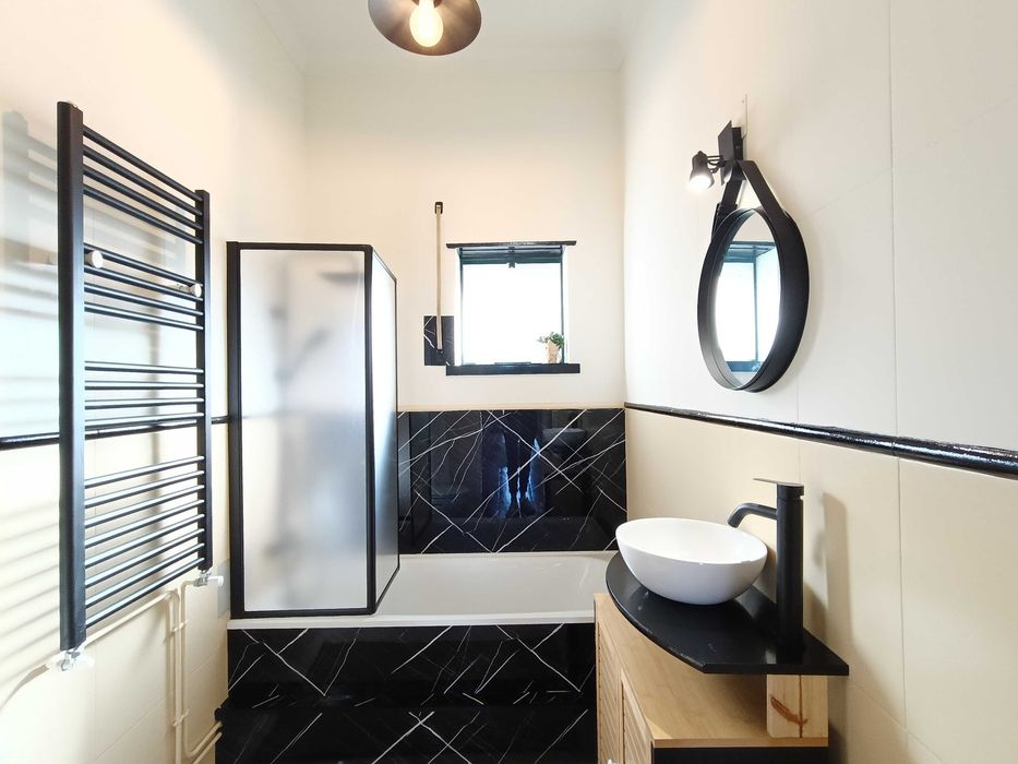 Apartamento renovado com jardim e garagem