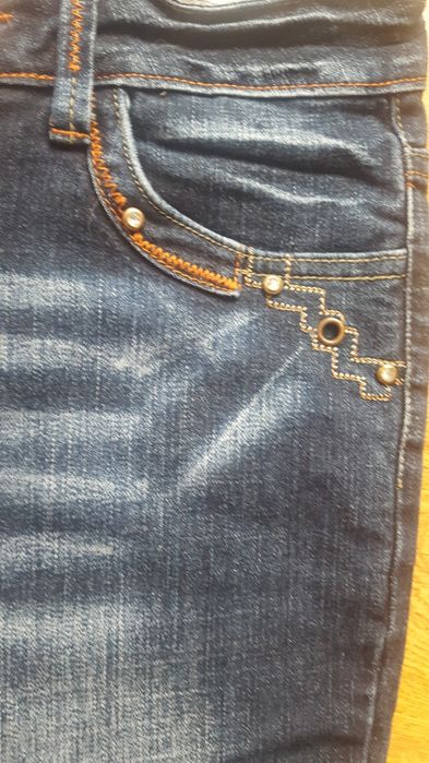 Dżinsowe spodnie z ozdobami