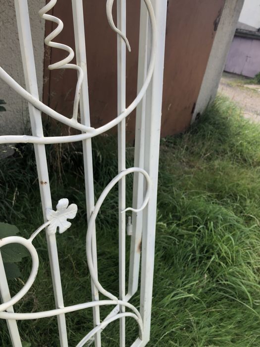 Решітка з дверима для дачі або балконних дверей