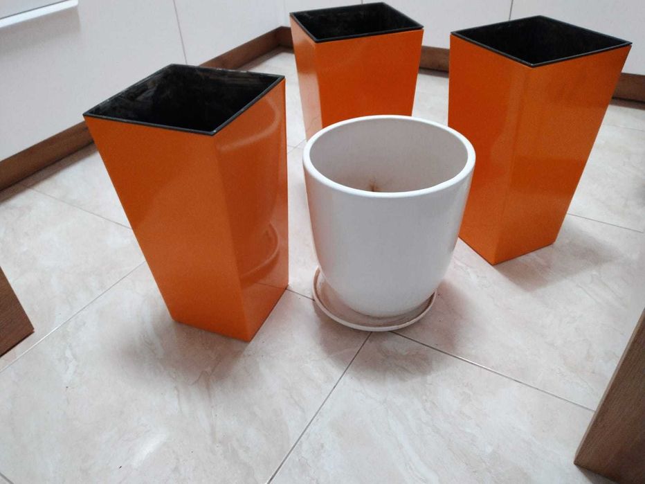3 donice pomarańczowe 1 donica biała