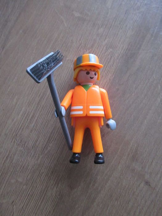 Figurki Playmobil policjant, pirat, dwóch pracowników komunalnych