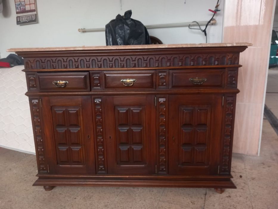 Aparador com tampo em mármore