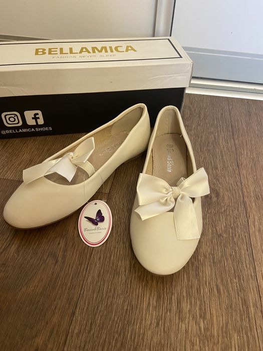 Нові туфлі для дівчинки