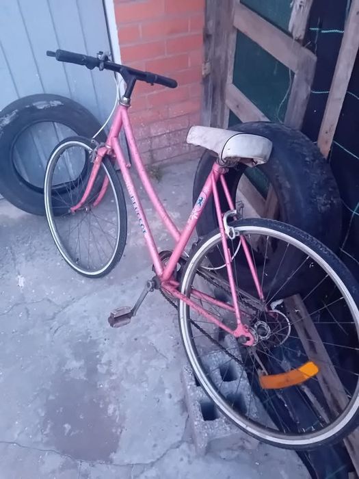 Bicicleta antiga pegeout de senhora pronta a circular