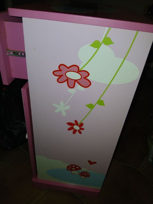 Mesa cabeceira para menina