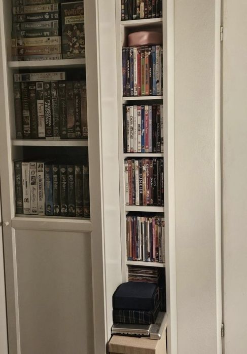 Wysoki biały wąski regał słupek skandynawski gnedby ikea na dvd półka książki