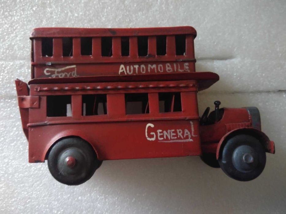 Autocarro de Dois Pisos de Chapa Antigo.