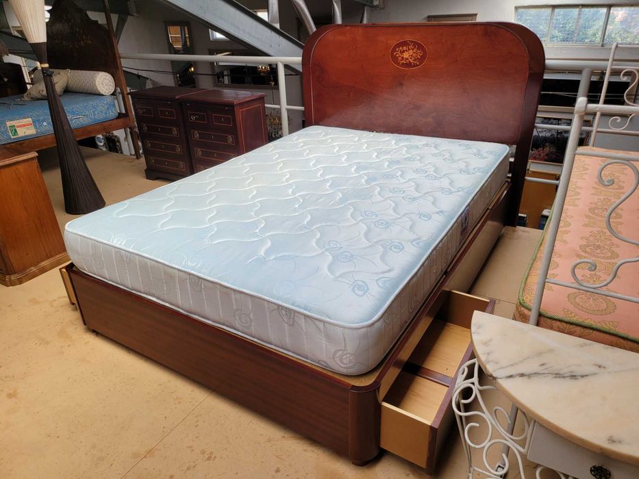 Excelente cama com quatro gavetas, estrado e colchã