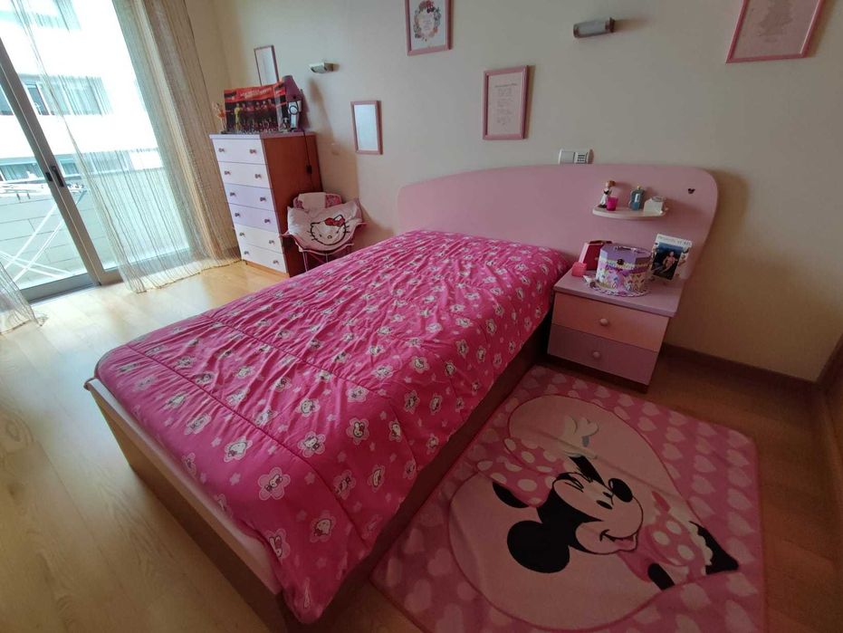 Cama e camiseiro para menina